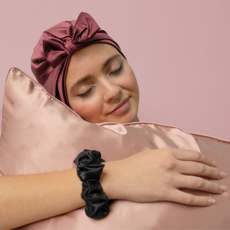 Taie d'oreiller en soie : laquelle choisir pour une peau hydratée et des  cheveux en bonne santé - Marie France, magazine féminin